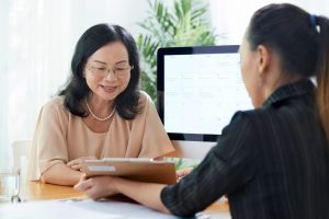 澳洲移民顾问正在为一位女性客户讲解不同签证路径与申请方案
