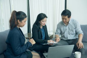 澳洲移民顾问与客户进行雇主担保移民咨询，分析482、186、494与DAMA路径选择
