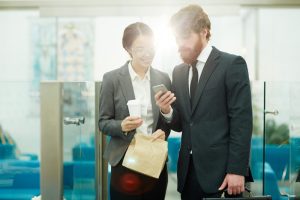 两位职场人士在办公室查看491签证信息